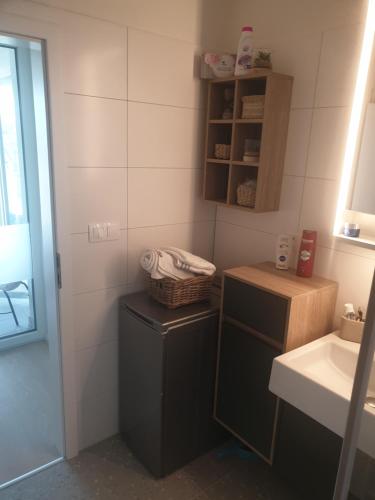 baño con 2 cubos de basura y lavamanos en 2x2x2 apartment - nový 2 izbový apartmán, 2-minúty od letiska, 2- garáže, en M R Stefanik