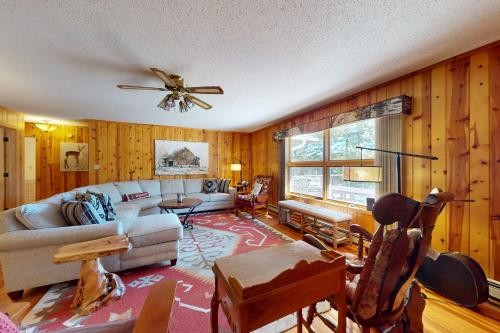 Ruang duduk di Soaring Pines Lakeside