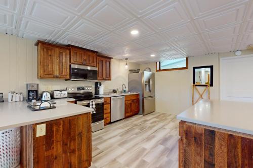 Dapur atau dapur kecil di Soaring Pines Lakeside