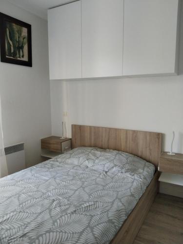 - une chambre avec un grand lit et des placards blancs dans l'établissement Appartement avec jardin piscine et plage 100 m, à Poggio-Mezzana