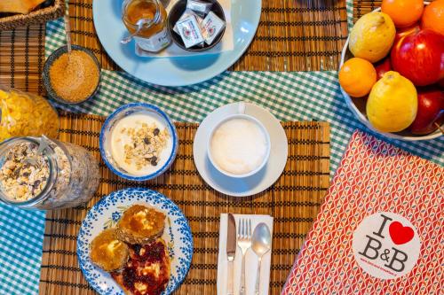 een tafel met borden en een fruitschaal bij Downtown B&B in Bassano del Grappa