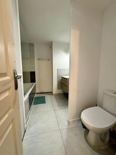 une petite salle de bain avec toilettes et lavabo dans l'établissement La Perle du port - 5pers - Histoire de clés, au Cap d'Agde