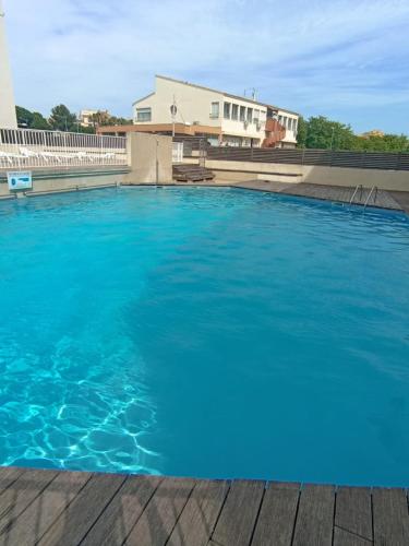 une grande piscine avec de l'eau bleue dans l'établissement La Perle du port - 5pers - Histoire de clés, au Cap d'Agde