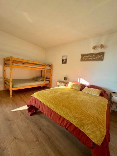 une chambre avec un lit et un parquet dans l'établissement La Perle du port - 5pers - Histoire de clés, au Cap d'Agde