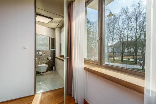 einen Flur mit Fenster und ein Badezimmer mit WC in der Unterkunft Centrum Kilińskiego in Białystok