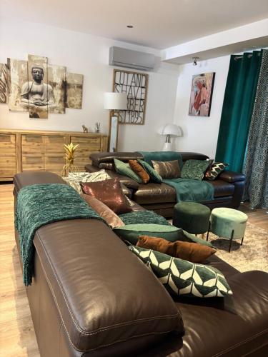 un salon avec deux canapés et un canapé dans l'établissement Villa avec piscine, à Alata