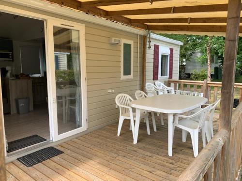 Veuzain-sur-LoireにあるMobil home près de l étangのギャラリーの写真