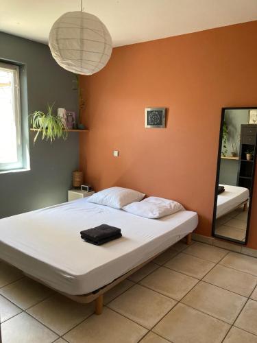 une chambre avec un grand lit avec un miroir dans l'établissement Villa en Provence, à Vinsobres