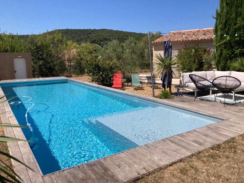 une piscine devant une maison dans l'établissement Villa en Provence, à Vinsobres