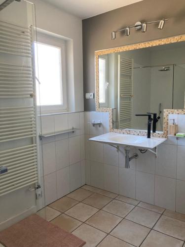 une salle de bain avec un lavabo et un miroir dans l'établissement Villa en Provence, à Vinsobres