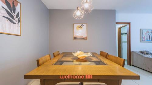 une salle à manger avec une table et des chaises en bois dans l'établissement Apartamento na Barra da Tijuca a 5 min da praia, à Rio de Janeiro