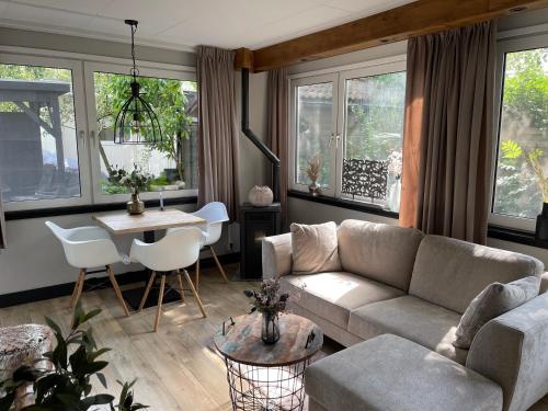 Ruang duduk di Tiny House 76 Leekstermeer