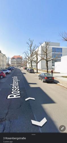 a street with cars parked on the side of the road at Gemütliche, ruhige Wohnung in direkter Uninähe in Chemnitz