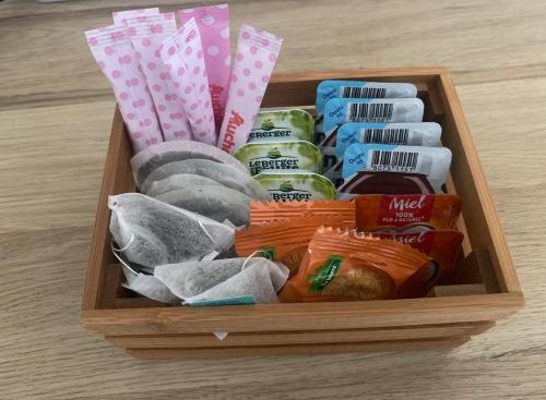 une boîte en bois remplie de différents types de denrées alimentaires dans l'établissement T3 cosy à 8 min de Rouen centre, à Rouen