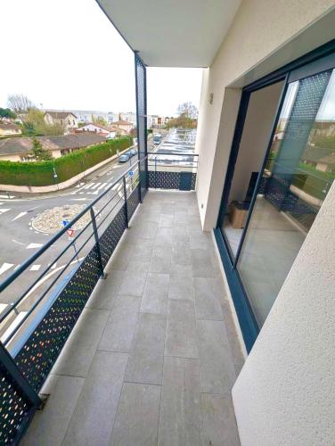 a balcony of a building with a view of a street at T2 confort Toulouse in Toulouse