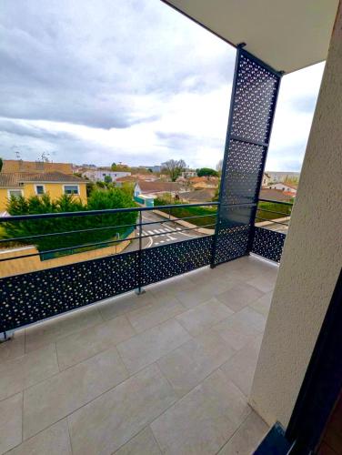 a balcony with a gate with a view of a street at T2 confort Toulouse in Toulouse