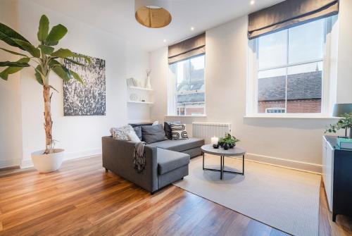 a living room with a couch and a tv at Modern City Centre Apartment - Sleeps 4 - ideal for families, couples & professionals in Leicester