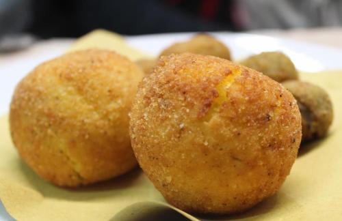 a group of muffins sitting on top of a table at Hotel Ristorante Benigni in Campagnano di Roma