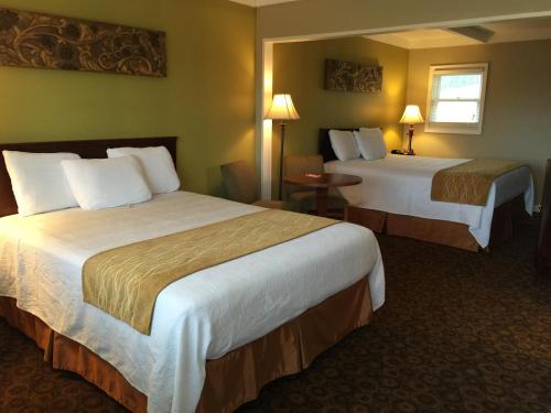 una habitación de hotel con 2 camas en una habitación en Kentucky Lake Inn, en Gilbertsville