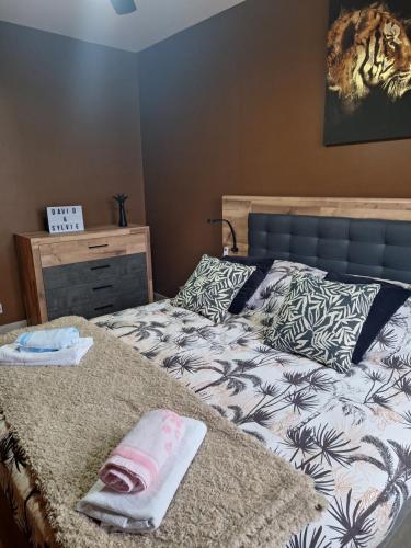 a bedroom with a bed with towels on it at Love Room la Vida in Condé-sur-Noireau