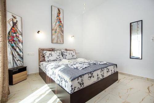 Ένα ή περισσότερα κρεβάτια σε δωμάτιο στο Ella Deluxe