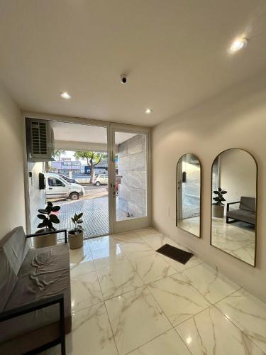 un soggiorno con 2 specchi e un tavolo di Nómada a Villa María