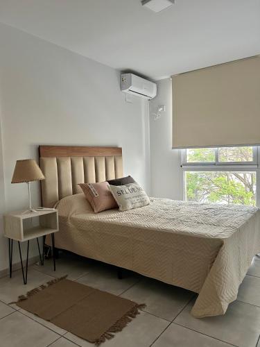 una camera da letto con un letto grande e una finestra di Nómada a Villa María