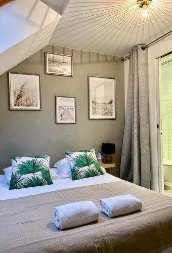 une chambre avec un lit avec deux oreillers dessus dans l'établissement Escapade marine, à Deauville