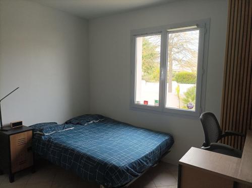 une chambre avec un lit et une fenêtre dans l'établissement Maison privée avec piscine, à Talmont-Saint-Hilaire