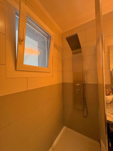 La salle de bains est pourvue d'une douche et d'une fenêtre. dans l'établissement Villa avec piscine, à Alata