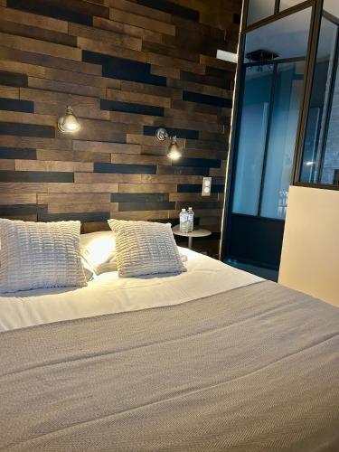 - une chambre dotée d'un lit avec un mur en bois dans l'établissement Le coeur de Deauville, à Deauville