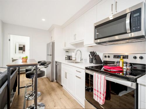 O bucătărie sau chicinetă la Cozy Studio Apt - Corktown Hamilton - Near DT