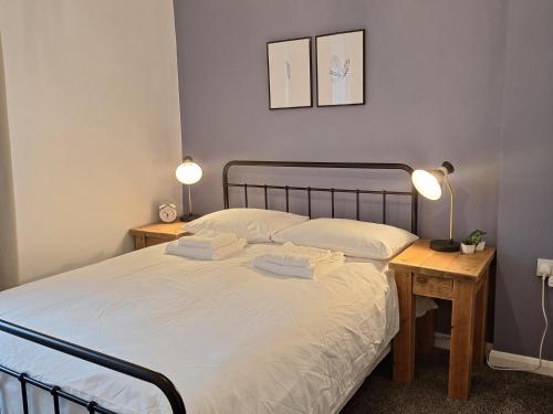 a bedroom with a bed with two lamps on it at Two-bedroom Cottage - Sandstone Garden Patio - Free Parking - Pets Welcome in Ingrow