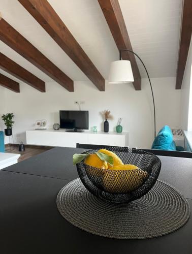 un cesto di frutta su un tavolo in soggiorno di Bellavista - Superior rooms ad Agerola