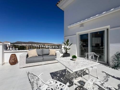 Balkón nebo terasa v ubytování Stunning penthouse with beautiful golf views