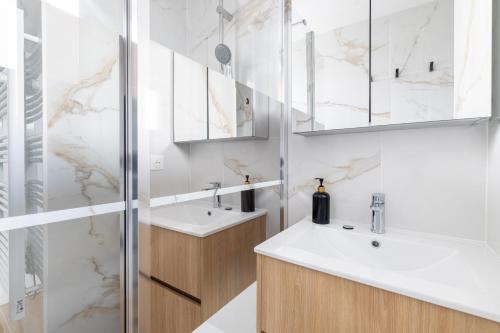 une salle de bain avec deux lavabos et une douche dans l'établissement Meublé 4 Chambres proche du centre, à Clermont-Ferrand