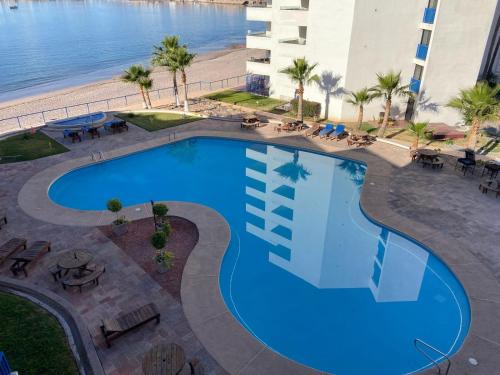 an overhead view of a swimming pool at a hotel at Hermoso condominio frente al mar in San Carlos
