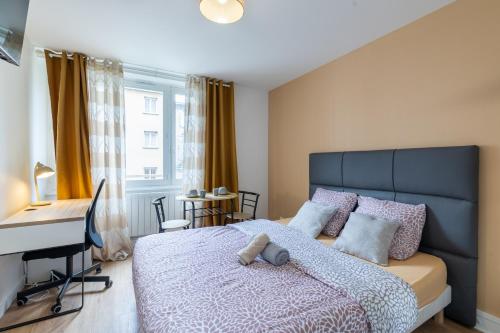 - une chambre avec un lit, un bureau et un clavier dans l'établissement Meublé 4 Chambres proche du centre, à Clermont-Ferrand