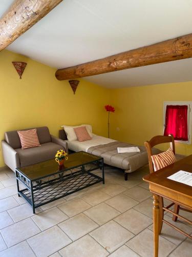 un salon avec un canapé et une table basse dans l'établissement Le Mas de Ponge, à Nîmes