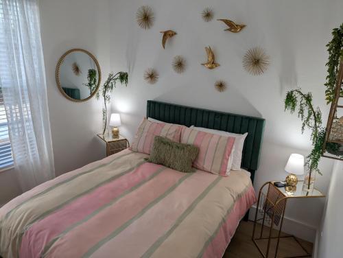 a bedroom with a bed with a green headboard at 3Bedroom, 2 Bathroom Condo in gated community in Fort Myers