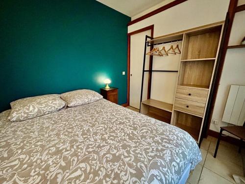 ブロンヴィル・シュル・メールにあるHavre de paixのベッドと緑の壁のある寝室