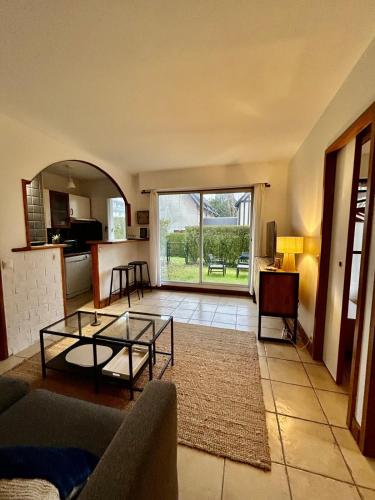 un salon avec un canapé et une table dans l'établissement Havre de paix, à Blonville-sur-Mer