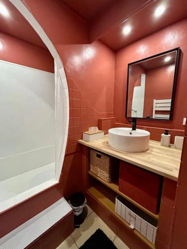 une salle de bain avec un lavabo et un miroir dans l'établissement Havre de paix, à Blonville-sur-Mer