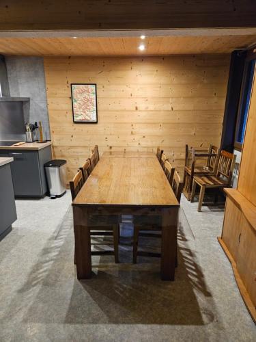 a conference room with a wooden table and chairs at Appartement Spacieux Pra Loup T4 11 pers. 105m² in Uvernet-Fours