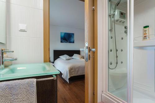 Ένα μπάνιο στο Sunny Ocean Villa with pool near Arrifana beach