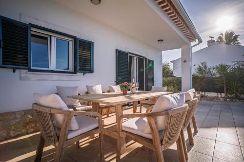 Sunny Ocean Villa with pool near Monte Clérigo beach