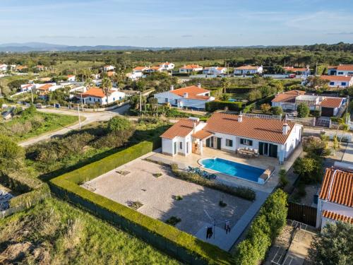 Πισίνα στο ή κοντά στο Sunny Ocean Villa with pool near Arrifana beach