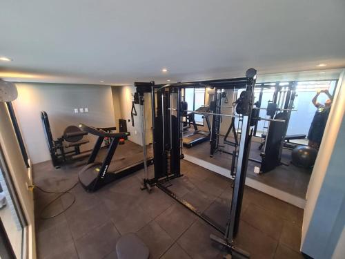 an overhead view of a gym with many machines at Melhores Flats - Excepcional, pertinho do mar in João Pessoa