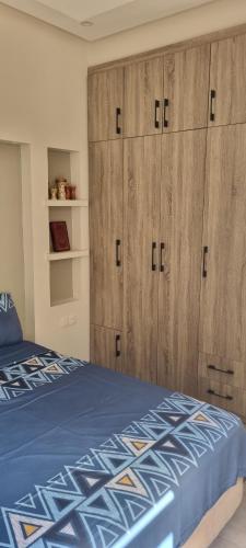 Ένα ή περισσότερα κρεβάτια σε δωμάτιο στο Rawnak la maison rouge