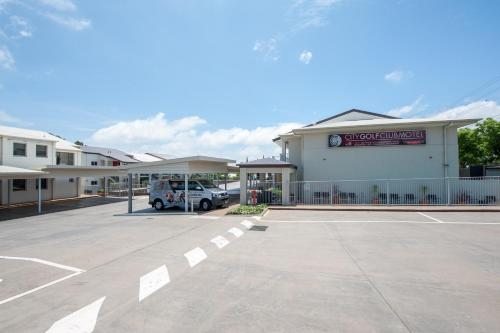 um parque de estacionamento em frente a um edifício em City Golf Club Motel em Toowoomba